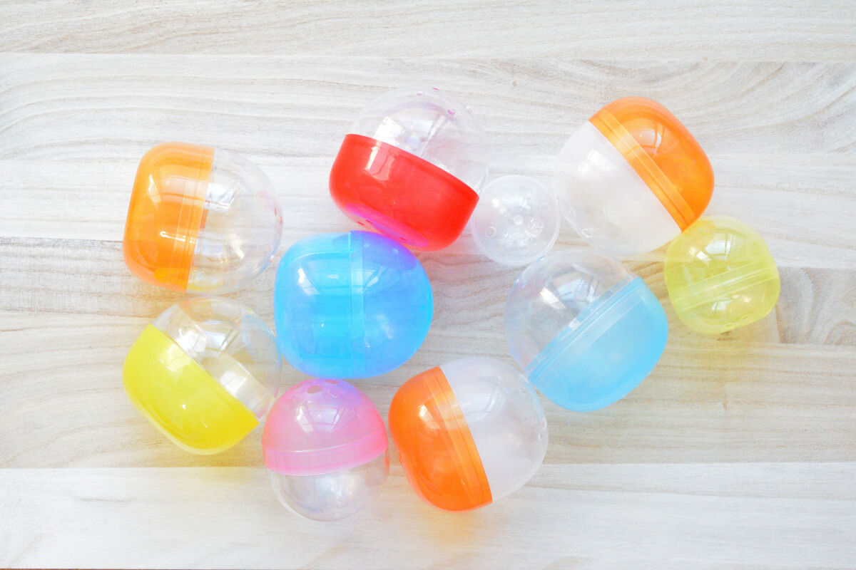 中身が空のガチャガチャ