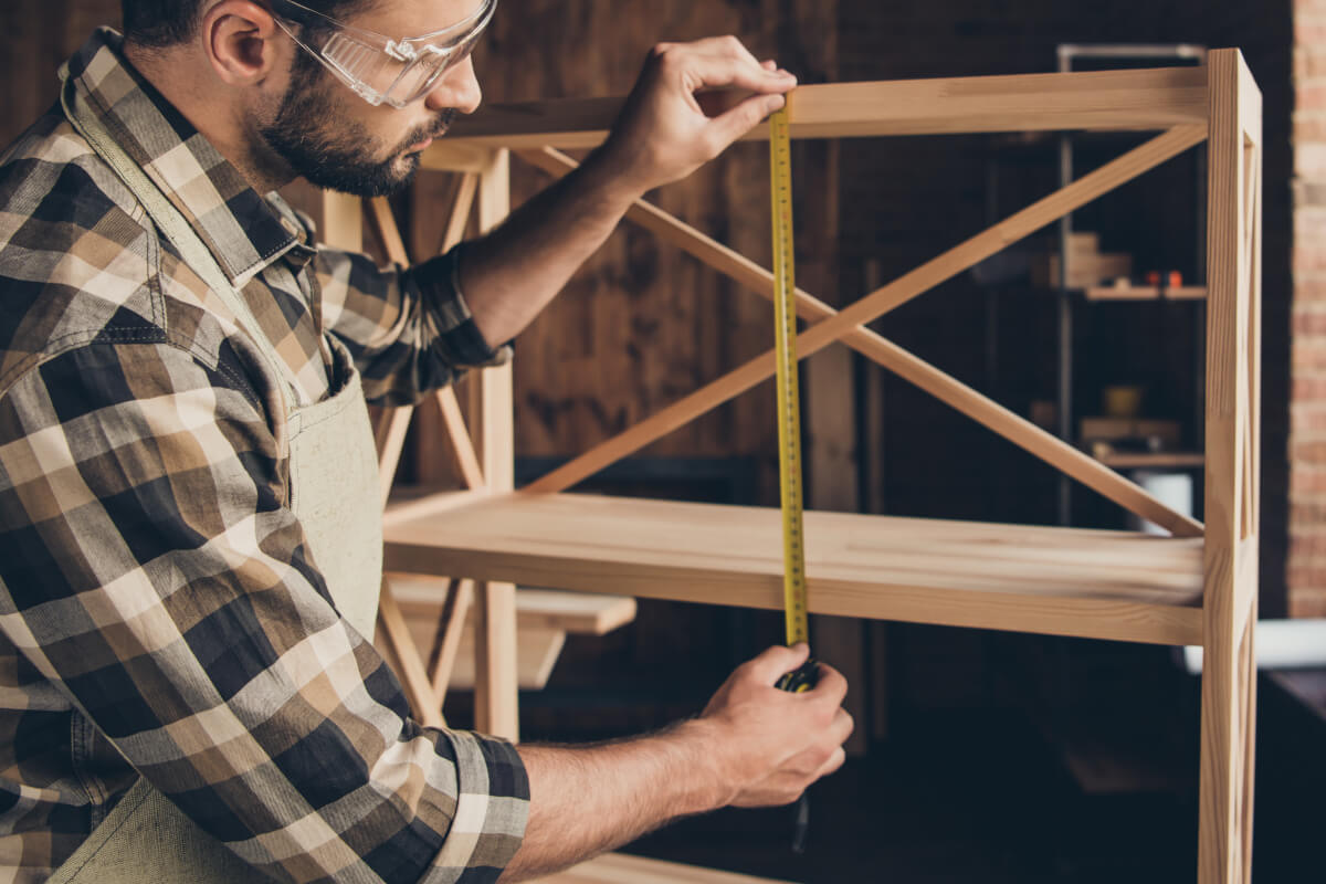 棚をDIYする男性