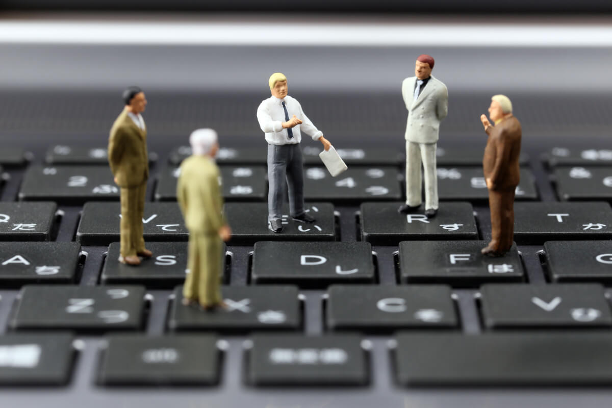 PCの上でMTGをするミニフィギュア