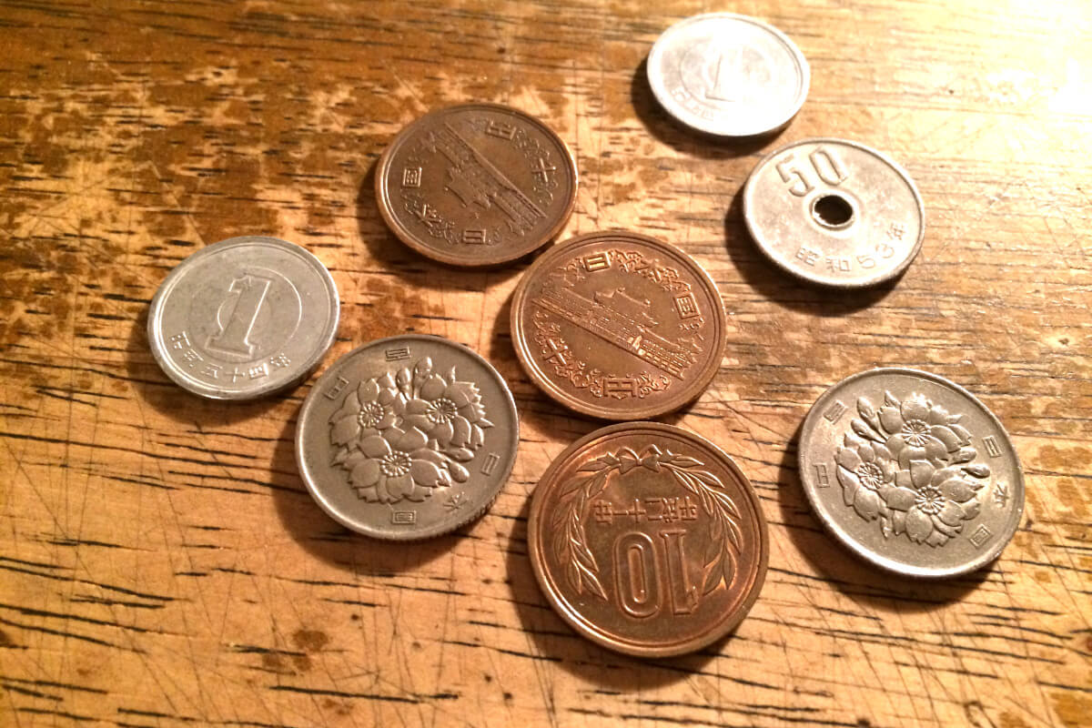 100円玉をはじめ複数の硬貨